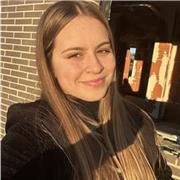 Doy clases particulares de inglés, lengua y mates. Estoy estudiando el doble grado de educación infantil y primaria y tengo un B2